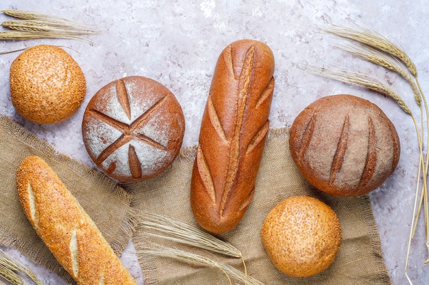 Различные виды свежего хлеба в качестве фона, вид сверху Бесплатные Фотографии