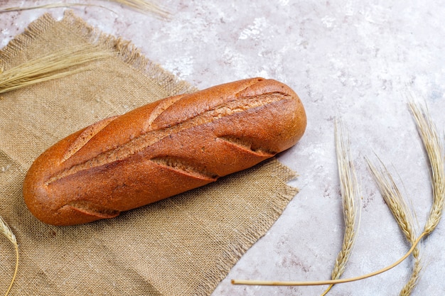 Бесплатное фото Различные виды свежего хлеба в качестве фона, вид сверху