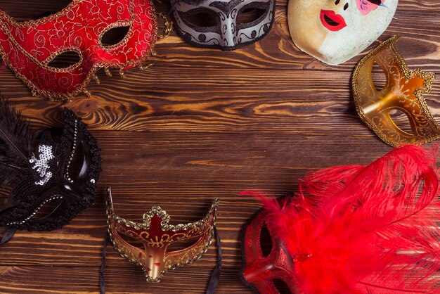 木製テーブル上の異なるマスク
