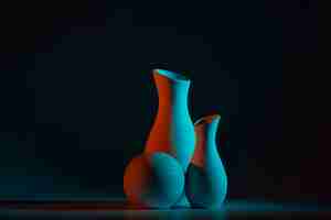 Foto gratuita diversi vasi moderni con luce blu e rossa
