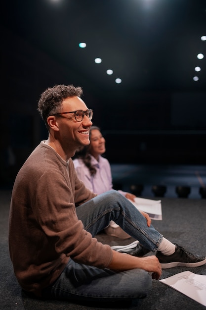 Foto gratuita diversi momenti della lezione di teatro