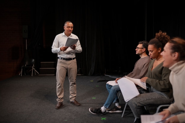 Foto gratuita diversi momenti della lezione di teatro