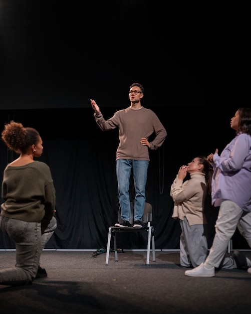 Foto gratuita diversi momenti della lezione di teatro