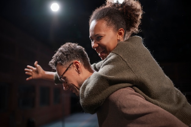 Foto gratuita diversi momenti della lezione di teatro