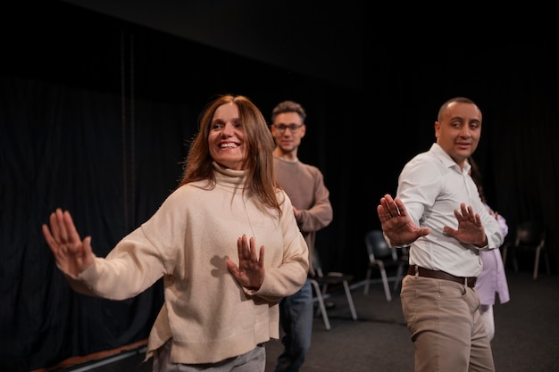 Foto gratuita diversi momenti della lezione di teatro