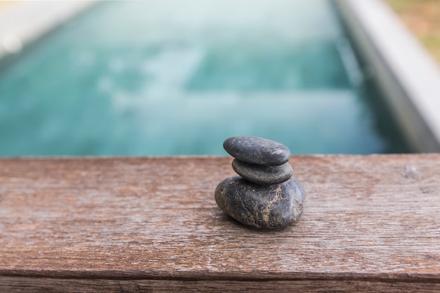 Different pebbles are standing successively near the pool