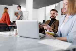 Foto gratuita diverse persone che fanno il brainstorming in una riunione di lavoro