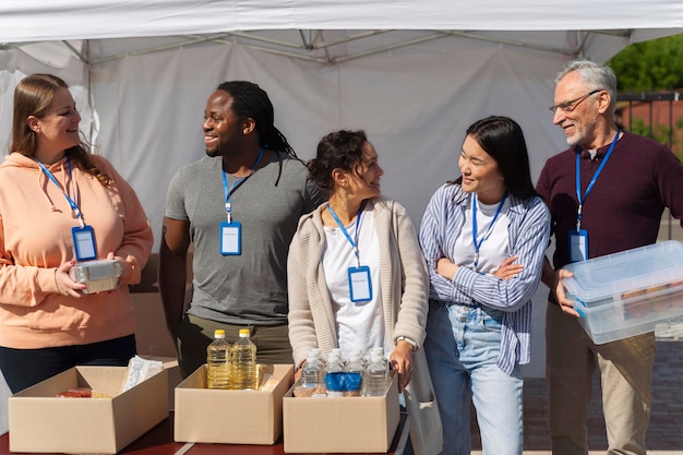 Foto gratuita diverse persone che fanno volontariato