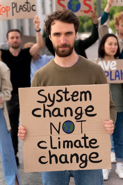 Разные люди присоединяются к протесту против глобального потепления