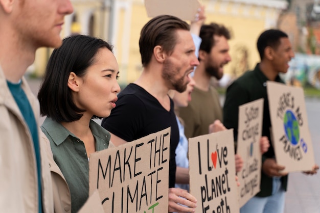 Foto gratuita diverse persone in marcia per protestare contro la guerra globale