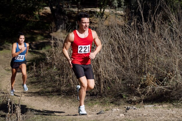 Diverse persone che partecipano a un cross country