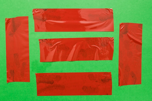 緑の壁に異なる赤いテープ部品