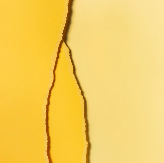 Вид сверху рваной желтой бумаги различных оттенков