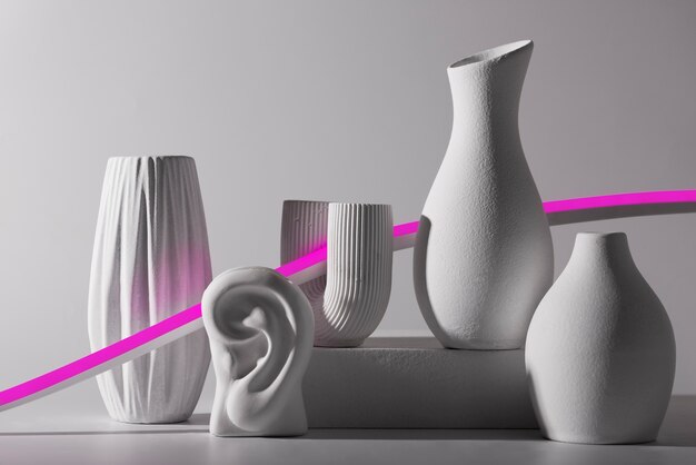 Современные вазы различной формы и розовая линия