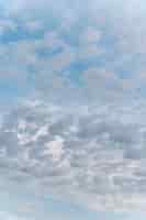 Foto gratuita diverse forme di nuvole bianche