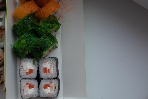 無料写真 さまざまな寿司の配達ランチまたはディナーのさまざまな寿司
