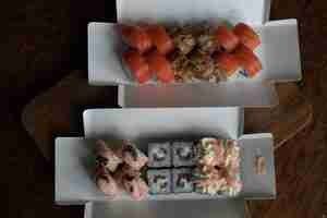 Foto gratuita diverse consegne di sushi varietà di sushi per il pranzo o la cena