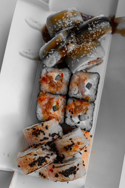 Foto gratuita diverse consegne di sushi varietà di sushi per il pranzo o la cena