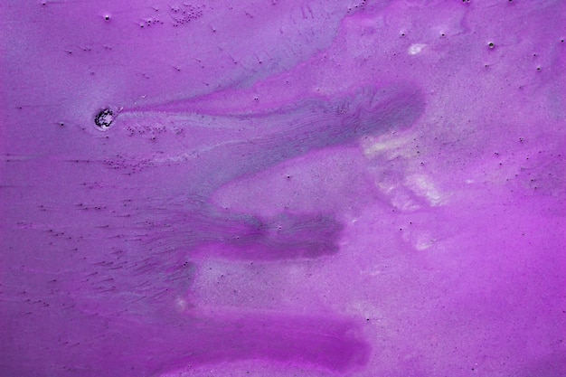 異なる色の紫色の液体