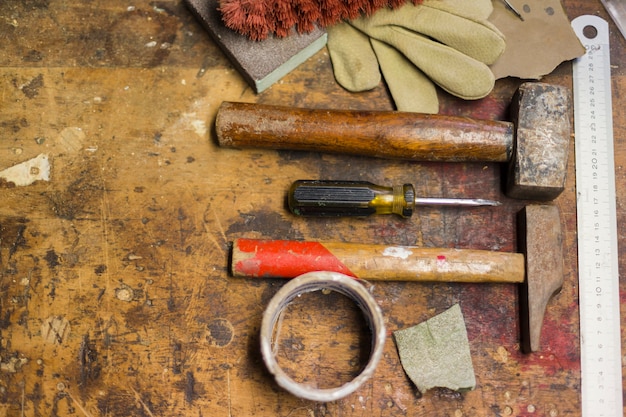 Foto gratuita diversi strumenti in officina