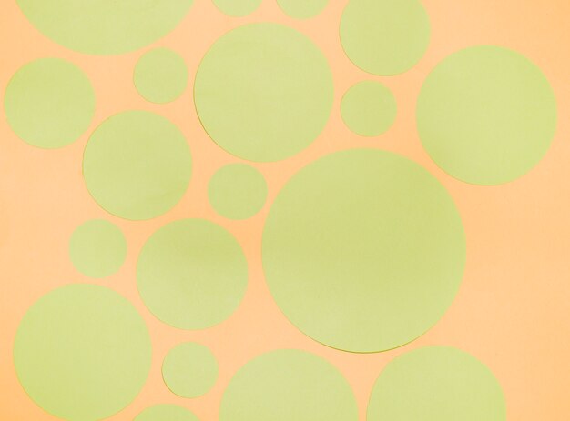 オレンジ色の背景に緑色の紙の円の種類