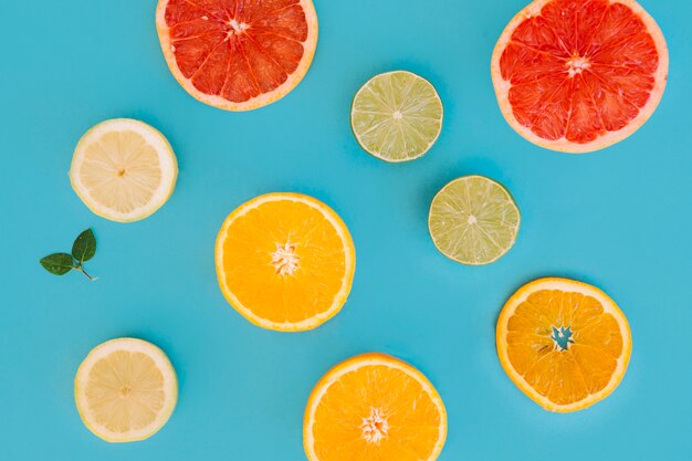 青い背景に柑橘類のスライスの異なるタイプ