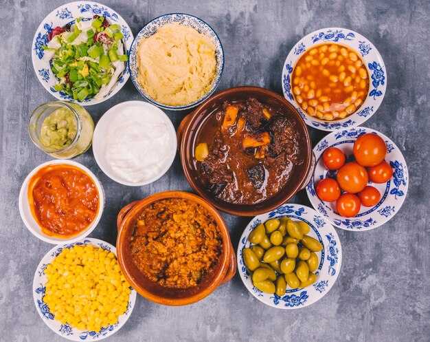 콘크리트 바닥에 맛있는 멕시코 요리의 종류