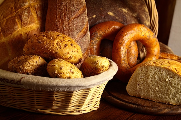 さまざまな​種類​の​パン​と​ベーグル