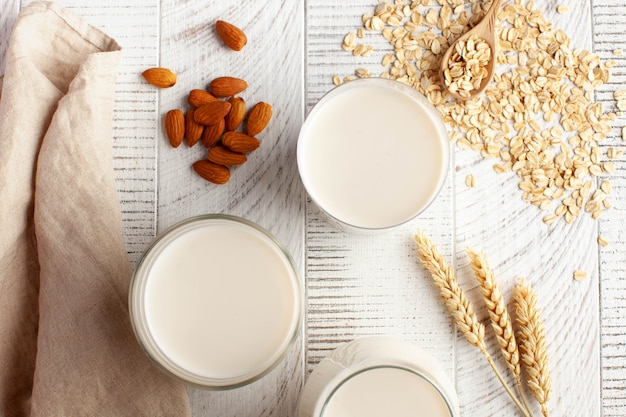乳製品​の​代替品​で​ある​さまざまな​種類​の​ラクトースフリーミルクアーモンド​と​オーツ​麦​ミルクフラットレイ