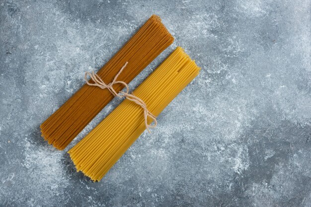 Foto gratuita diversi tipi di pasta su grigio.