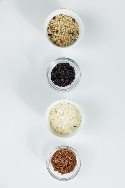 Diversi tipi di riso in ciotole sul tavolo