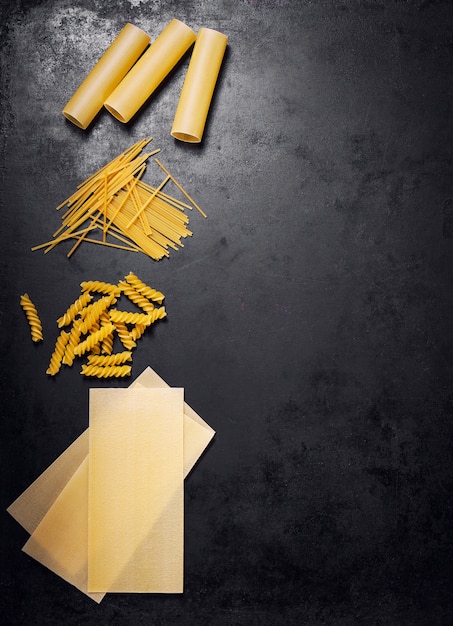 Foto gratuita diversi tipi di pasta cruda viste dall'alto