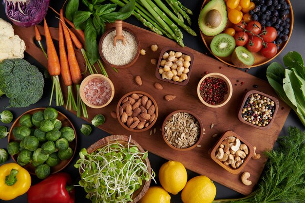 テーブルの上のさまざまな野菜、種子、果物。健康的なダイエット。フラットレイ、上面図。