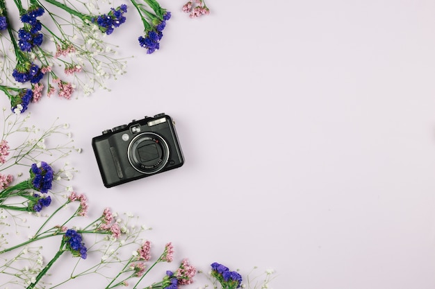 흰색 배경에 꽃 장식으로 디지털 카메라