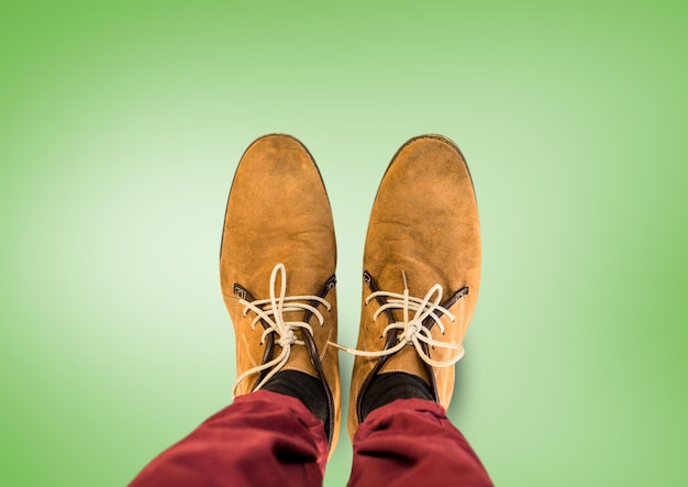 Цифровая композиция коричневых туфель на ногах с зеленым фоном
