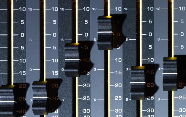 녹음 스튜디오에서 디지털 믹서, 클로즈업. 창의성과 쇼 비즈니스의 개념. 텍스트를위한 공간.