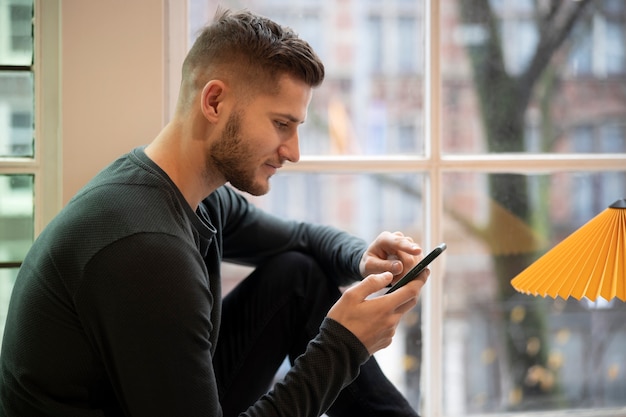 Foto gratuita nomadi digitali che lavorano a distanza al loro progetto