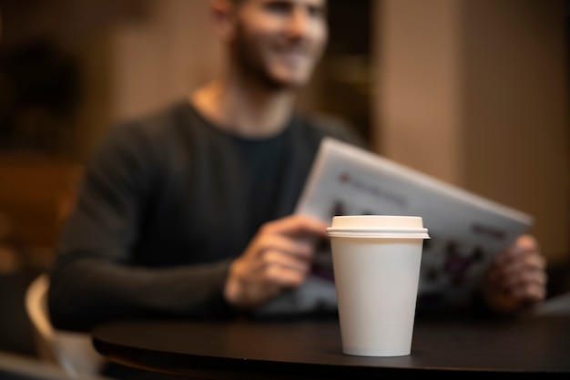 Foto gratuita nomadi digitali che lavorano a distanza al loro progetto