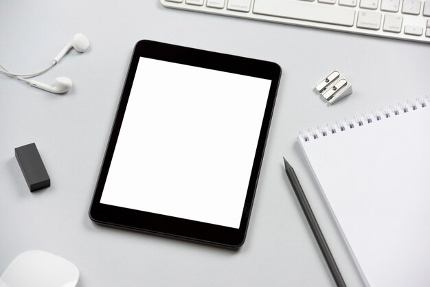 사무실 책상에 빈 흰색 화면 디스플레이와 디지털 태블릿