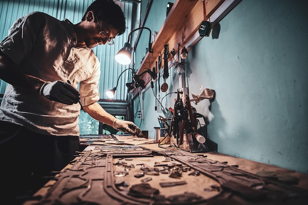 Бесплатное фото Старательный мастер восстанавливает старинные разбитые витражи в собственной мастерской.