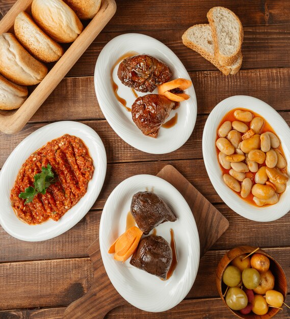 Foto gratuita cena a base di bistecche, fagioli in salsa di pomodoro e insalata mangal