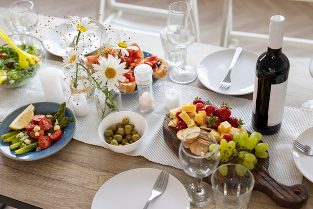 Foto gratuita cena con cibo delizioso in tavola