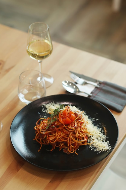 Foto gratuita cena. cibo pronto sul tavolo