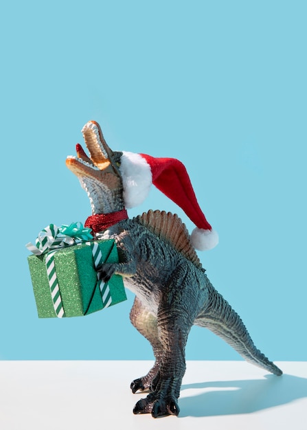Игрушка динозавра держит подарок