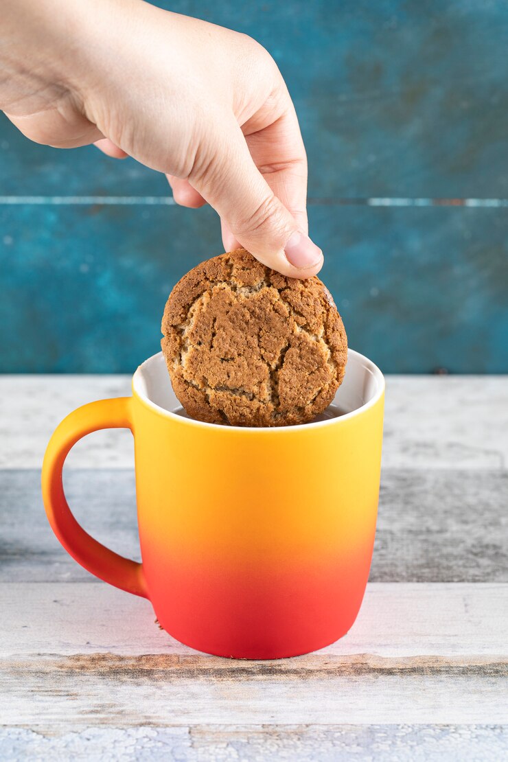 मुफ़्त फोटो dipping a cookie into tea