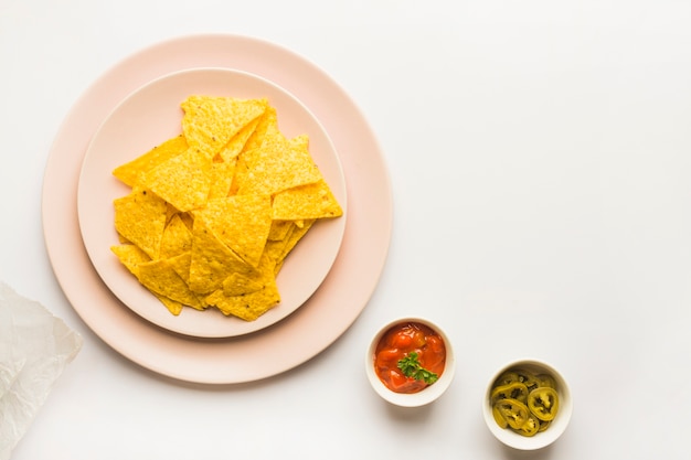 Foto gratuita immergere i chip di nachos