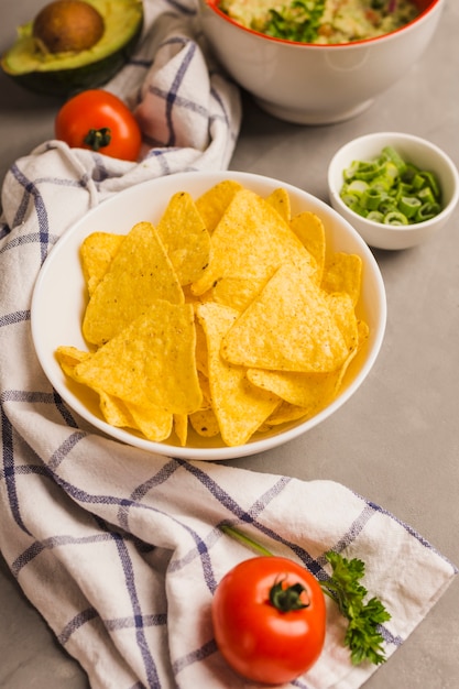 Foto gratuita immergere i chip di nachos