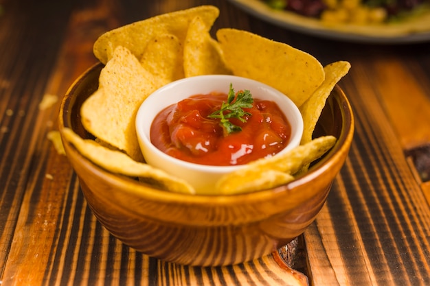 Dipping nacho chips