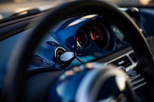 Direction wheel and speedometer of a black car