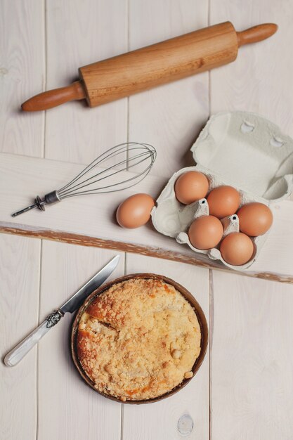 Free photo directly above of pie apple on wooden desk